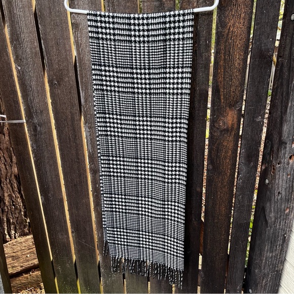 V FRAAS Cashmink Black & White Houndstooth Fringed Scarf - Picture 7 of 12